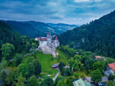 Drakula efsanesi ile bilinen ortaçağ Bran Kalesi'nin havadan panorama görünümü