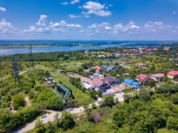 Vista aérea de la ciudad latina y el río Olt, Rumania . — Foto de Stock