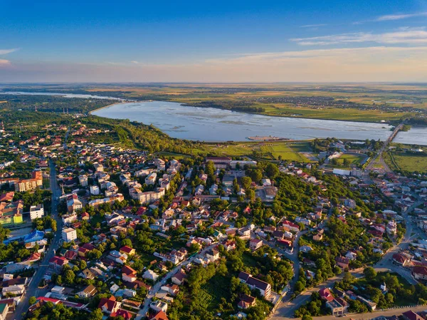 Vista aérea de la ciudad latina y el río Olt, Rumania . — Foto de Stock