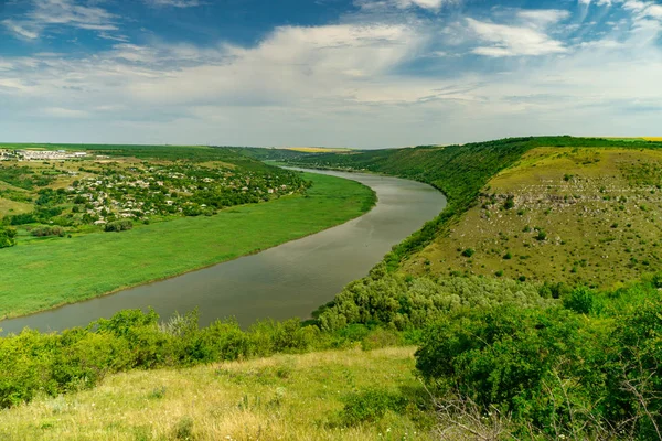 Река в зеленом пейзаже — стоковое фото