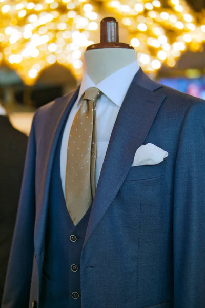 Elegante traje masculino en un maniquí — Foto de Stock