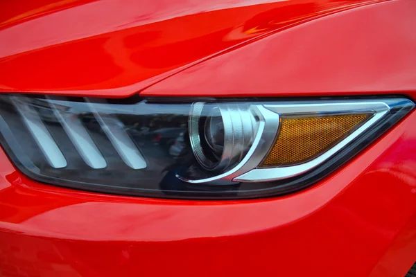 Närbild av nya projektor strålkastare på moderna bilen. — Stockfoto