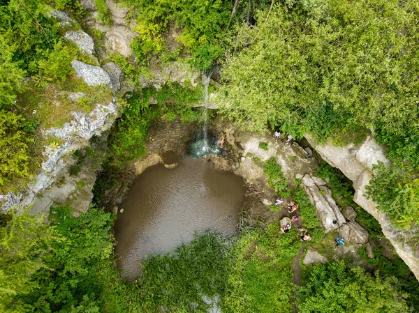 Yeşil ormanda smalll şelale üzerinde Hava görünümü.