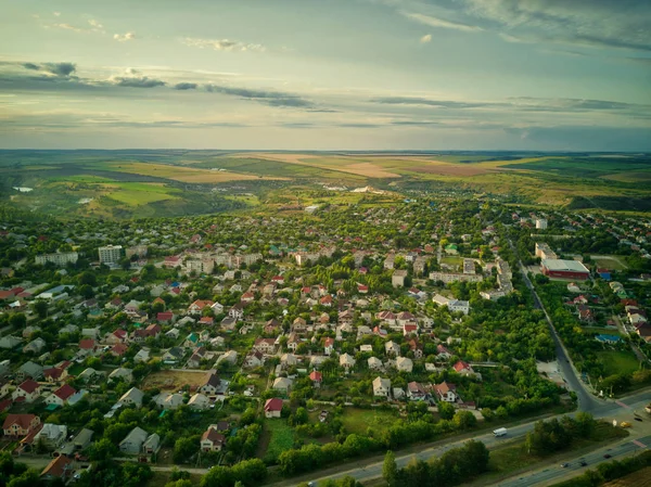 Повітряний вид на заміські будинки на заході сонця — стокове фото