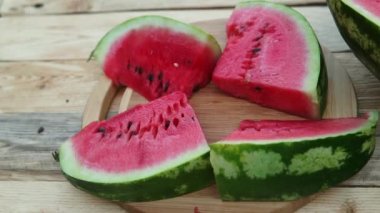 Bahçede taze dilimlenmiş karpuz ahşap arka plan