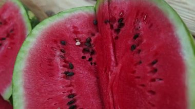 Bahçede taze dilimlenmiş karpuz ahşap arka plan