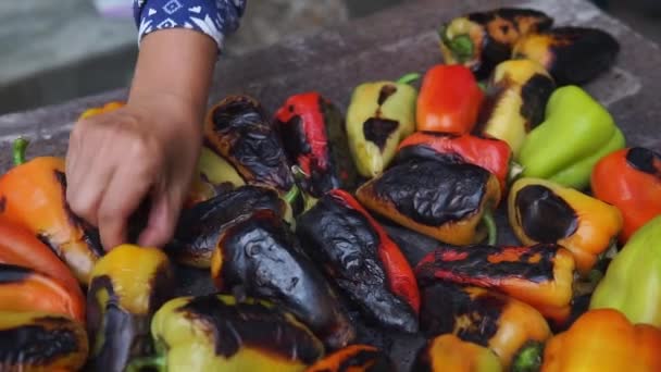 Vrouw Flipping Bell Pepper Barbecue Tuin Van Het Huis — Stockvideo