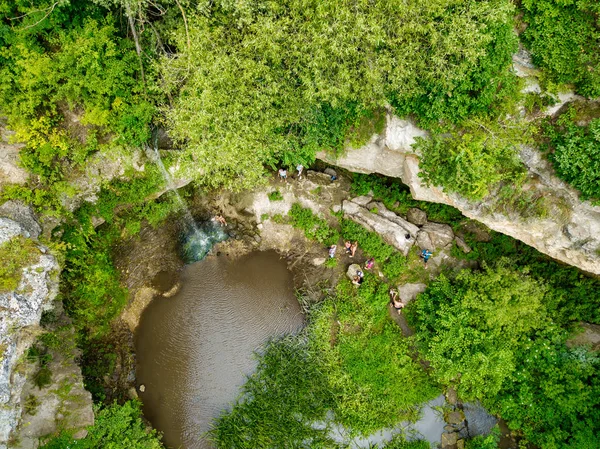 Yeşil ormanda smalll şelale üzerinde Hava görünümü.