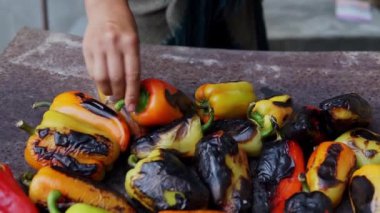 Evin bahçesinde barbekü üzerine biber flipping kadın