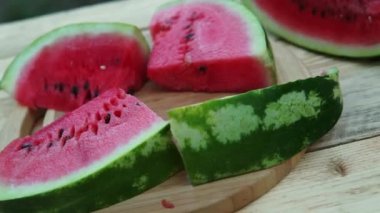 Bahçede taze dilimlenmiş karpuz ahşap arka plan