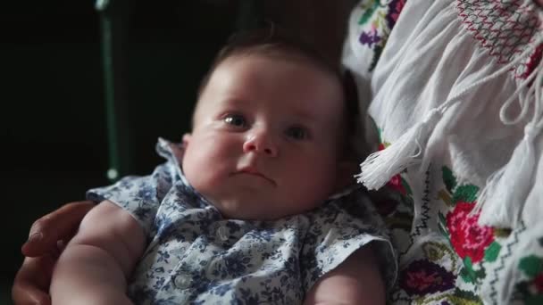 Baby Jongetje Kijkt Nieuwsgierig Naar Camera Terwijl Zijn Moederholding Hin — Stockvideo