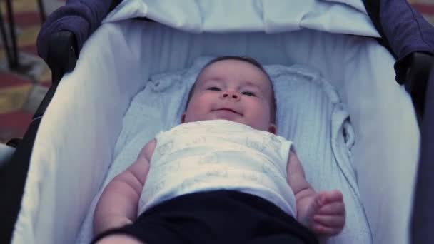 Leuke Jongen Kind Gelukkig Glimlach Zittend Baby Wandelwagen Vervoer Zetel — Stockvideo