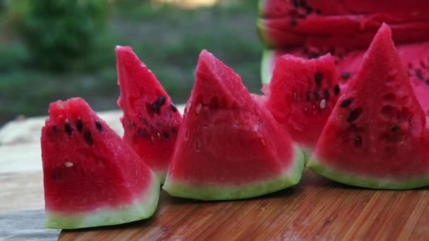 Čerstvé Krájené Vodní Meloun Dřevěné Pozadí Zahradě — Stock video