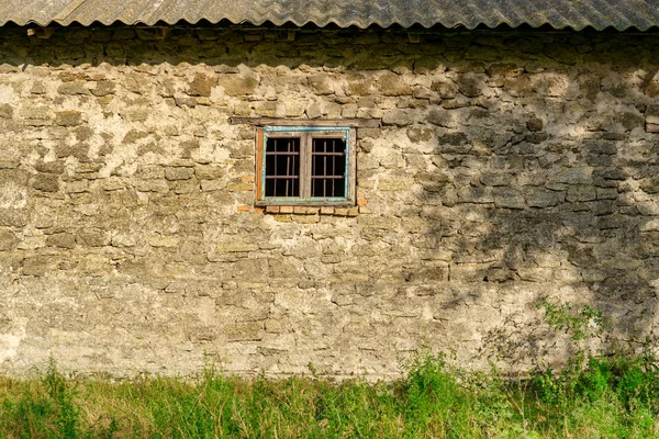 Fenêtre dans le vieux mur de pierre — Photo