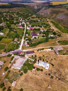 Küçük bir köyün eteklerinde küçük ve eski beyaz kilise