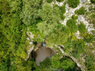 Yeşil ormanda smalll şelale üzerinde Hava görünümü.