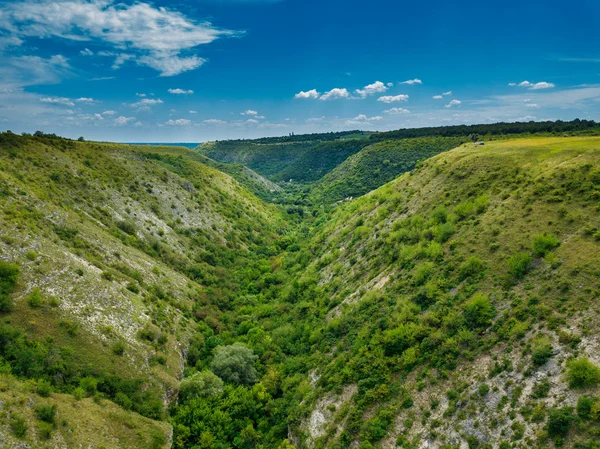 Flygfoto över en grön landsbygd under blå himmel. Moldavien — Stockfoto
