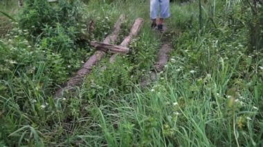 Man whit kamera Bir Günlük üzerinde Yürüyüş, Ormanda Köprü