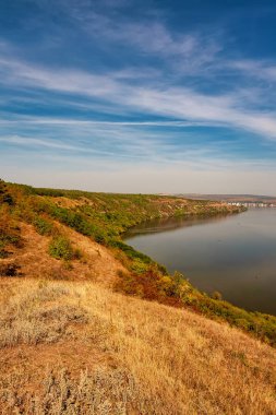 Sabahın erken saatlerinde bir nehir ile güzel sonbahar manzara, Molovata köyü yakınlarında Moldova Dinyester nehri