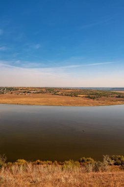 Sabahın erken saatlerinde bir nehir ile güzel sonbahar manzara, Molovata köyü yakınlarında Moldova Dinyester nehri