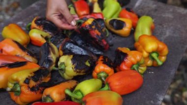 Evin bahçesinde barbekü üzerine biber flipping kadın