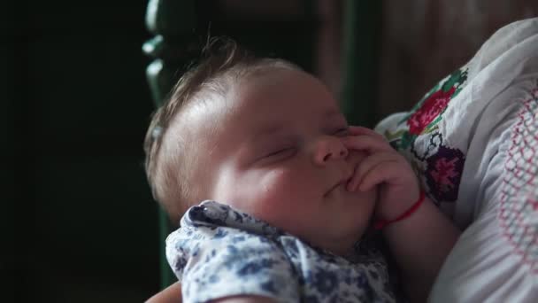 Söt bebis sover i sin mors armar. Moderskap. — Stockvideo