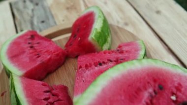 Bahçede taze dilimlenmiş karpuz ahşap arka plan
