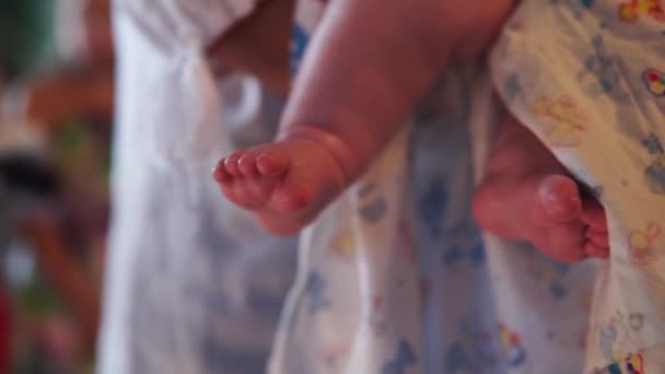 Benen pasgeboren. baby voeten close up — Stockvideo