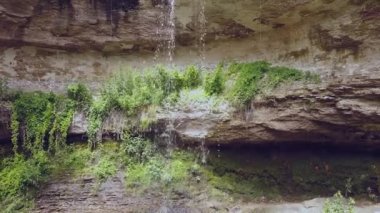 Yeşil ormanda smalll şelale üzerinde uçuş. Drone 4k 30fps ile çekildi