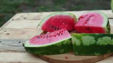 Bahçede taze dilimlenmiş karpuz ahşap arka plan