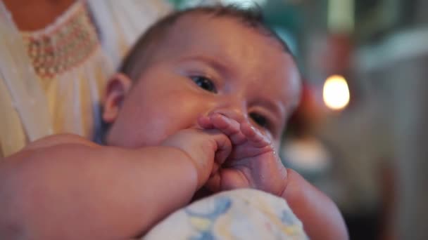 Niño Bebé Mirando Curiosamente Cámara Mientras Madre Sostiene Hin Brazos — Vídeos de Stock