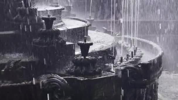Spray fountain in the city square in summer day — Stock Video