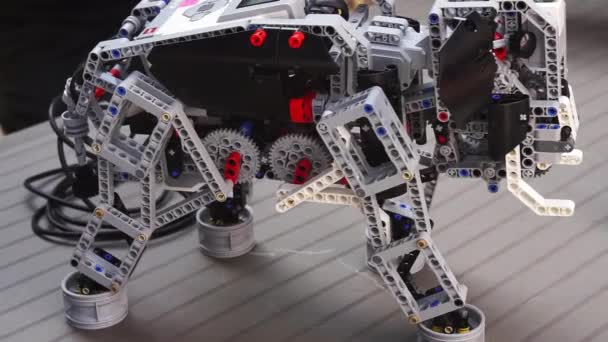 V LEGO vzdělávací centrum. Robot vyrobený z bloků LEGO. — Stock video