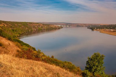 Sabahın erken saatlerinde bir nehir ile güzel sonbahar manzara, Molovata köyü yakınlarında Moldova Dinyester nehri