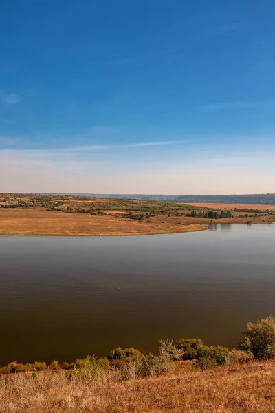 Bellissimo paesaggio autunnale con un fiume al mattino presto, il fiume Dniester in Moldavia vicino al villaggio di Molovata — Foto Stock