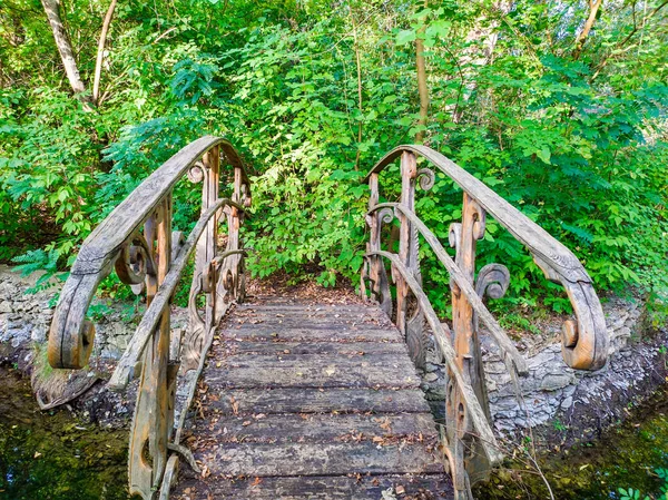 Gammal träbro i parken — Stockfoto