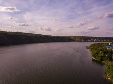 Sonbaharda nehir ve küçük köy üzerinde Arial görünümü. Moldova Cumhuriyeti. Molovata köyü. Dinyester Nehri.
