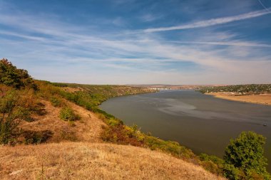 Sabahın erken saatlerinde bir nehir ile güzel sonbahar manzara, Molovata köyü yakınlarında Moldova Dinyester nehri