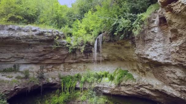 Vuelo Sobre Cascada Pequeña Bosque Verde Filmado Con Dron 30Fps — Vídeo de stock