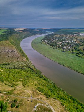 Nehir ve küçük köy üzerinde arial görünümü. Dinyester Nehri.