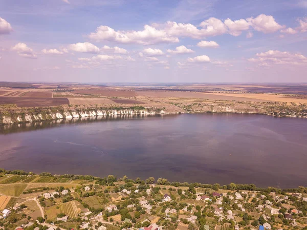 Sonbaharda nehir ve küçük köy üzerinde Arial görünümü. Moldova Cumhuriyeti. Molovata köyü. Dinyester Nehri. — Stok fotoğraf