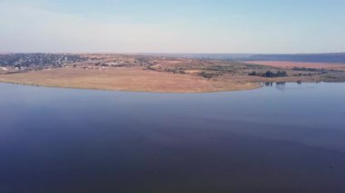 Sonbaharda Dnestr (Dinyester) nehrinin en iyi görünümü. Nehir sarı alan ve yeşil orman çevreler. Moldova Cumhuriyeti.