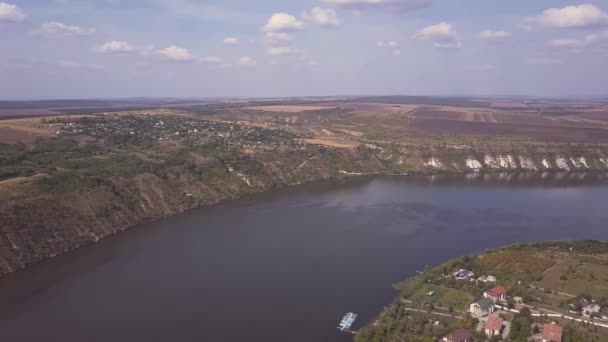 Πτήση Πάνω Από Ποτάμι Και Μικρό Χωριό Φθινόπωρο Δημοκρατία Της — Αρχείο Βίντεο