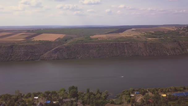 Πτήση Πάνω Από Ποτάμι Και Μικρό Χωριό Φθινόπωρο Δημοκρατία Της — Αρχείο Βίντεο