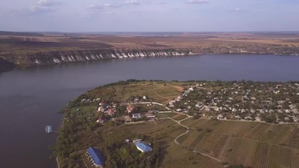 Πτήση Πάνω Από Ποτάμι Και Μικρό Χωριό Φθινόπωρο Δημοκρατία Της — Αρχείο Βίντεο