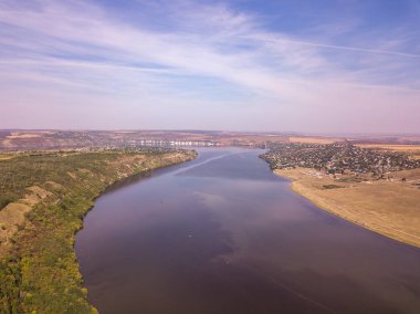 Sonbaharda Dnestr Dniester nehri üst görünümü.