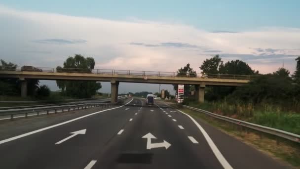 Fpv Kjører Langs Motorveien Utsikt Veien Fra Bilvinduet Biler Går – stockvideo