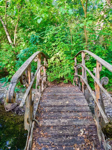 Old Wooden bridge in the park — Stock Photo, Image