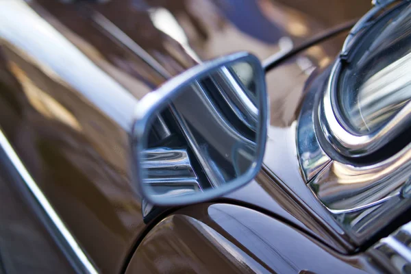 Крупним планом блискуче хромоване дзеркало заднього виду класичного автомобіля . — стокове фото