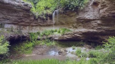 Yeşil ormanda smalll şelale üzerinde uçuş. Drone 4k 30fps ile çekildi